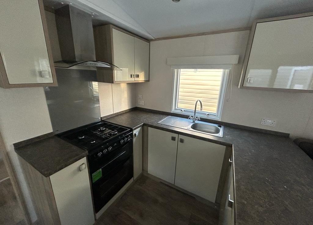2018 Preowned Carnaby Oakdale Centre kitchen