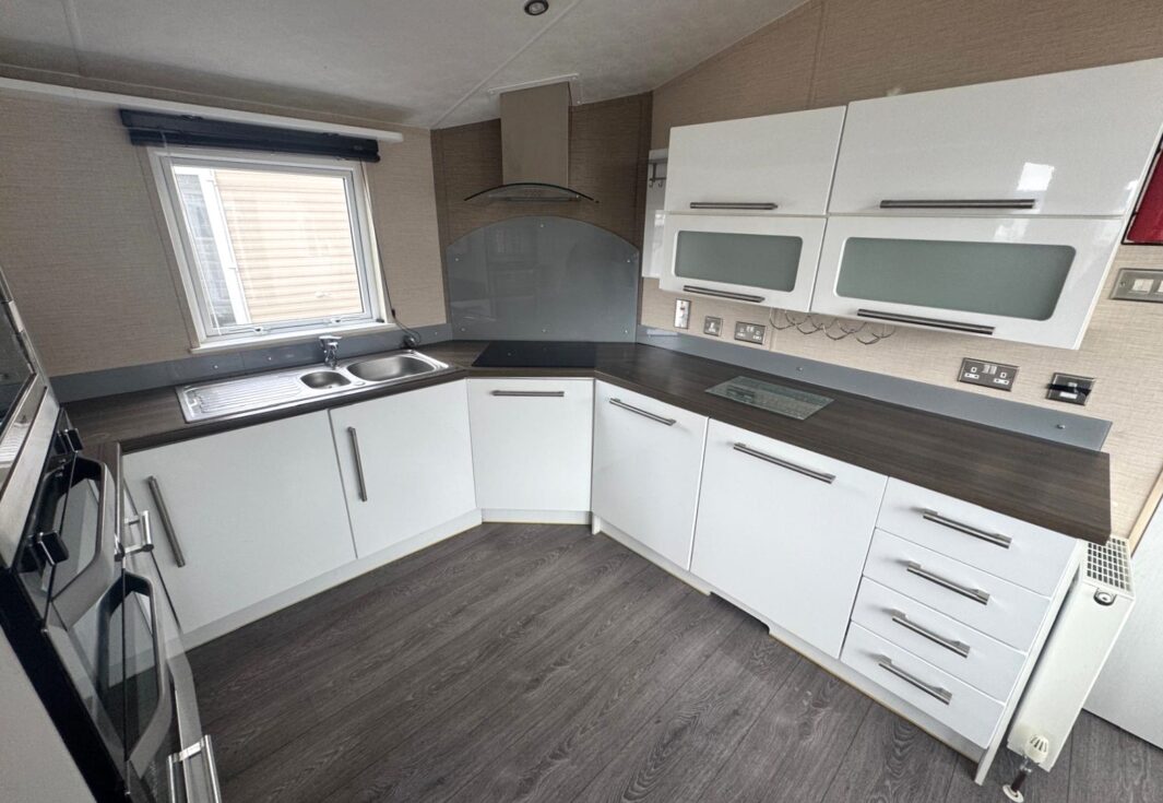 2013 Preowned Willerby Meridian 42x13 2 Bedroom Static Caravan kitchen