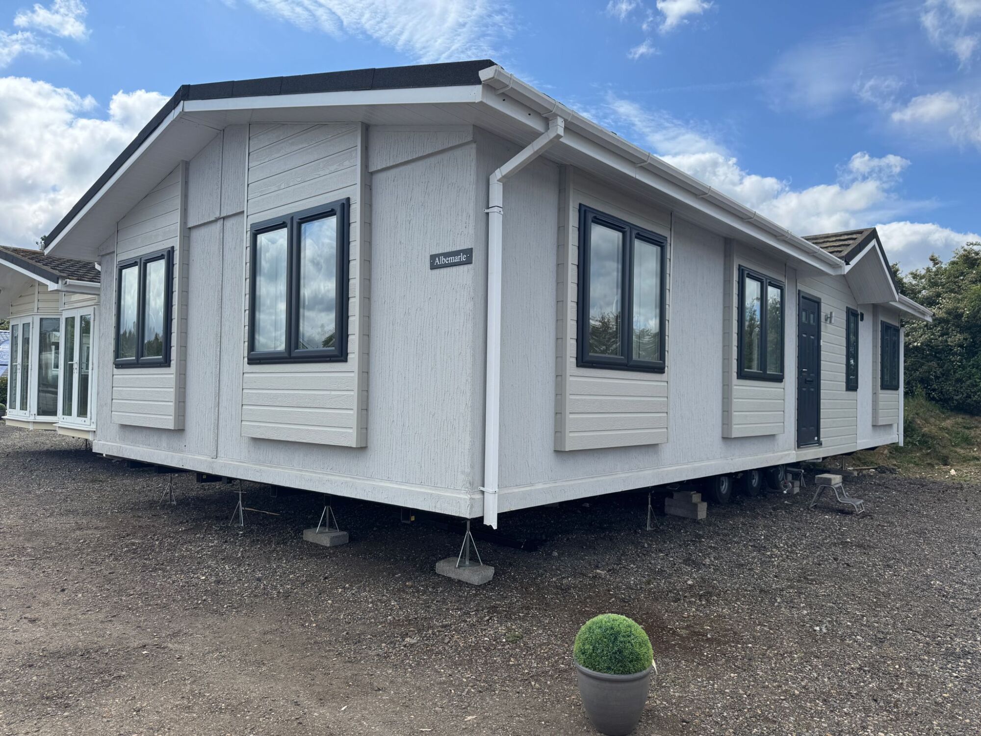 2020 Preowned 42x21 2 Bed Residence Twin Residential Lodge exterior