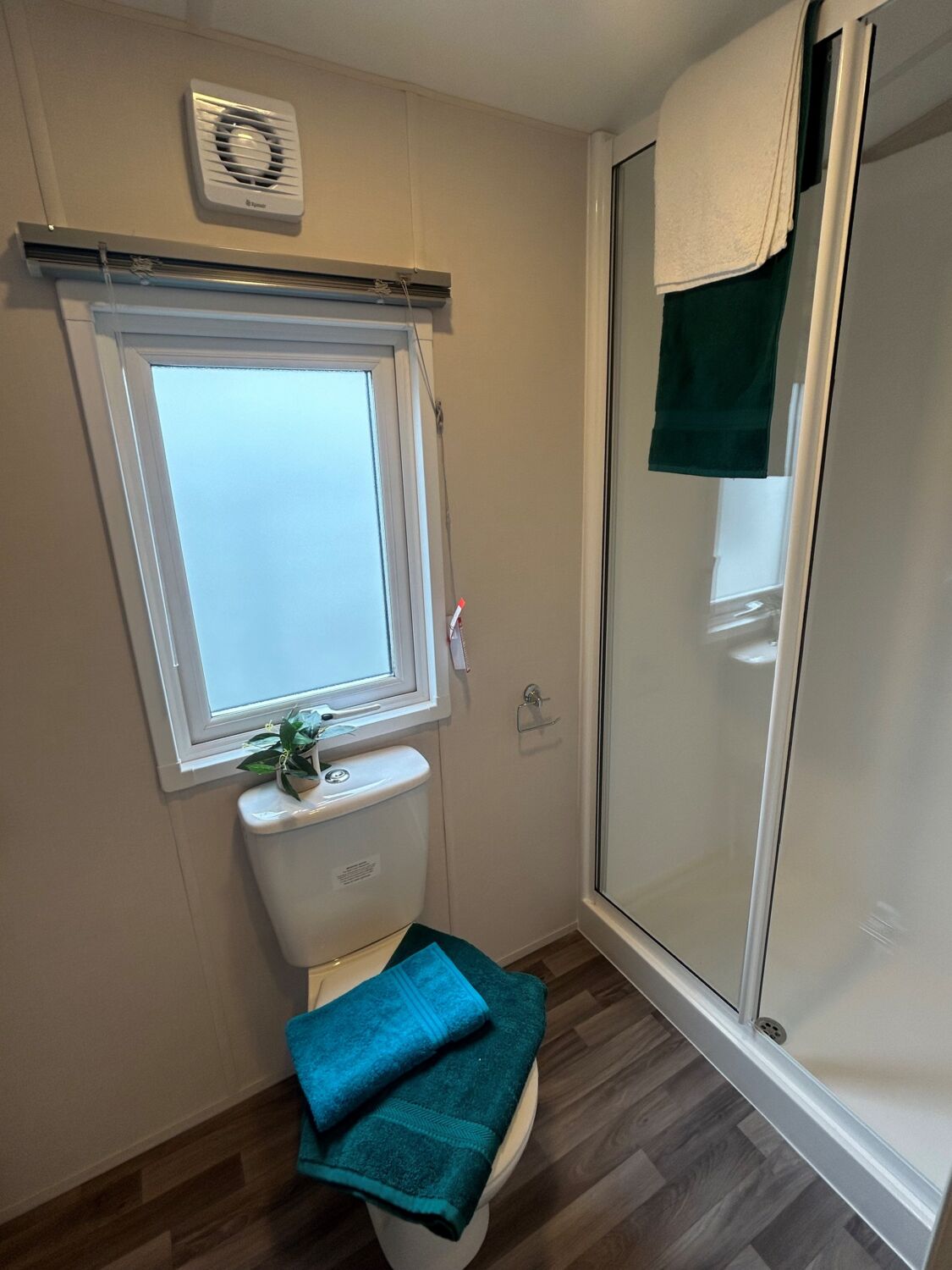 New Delta Saffron Lodge Static Caravan bathroom