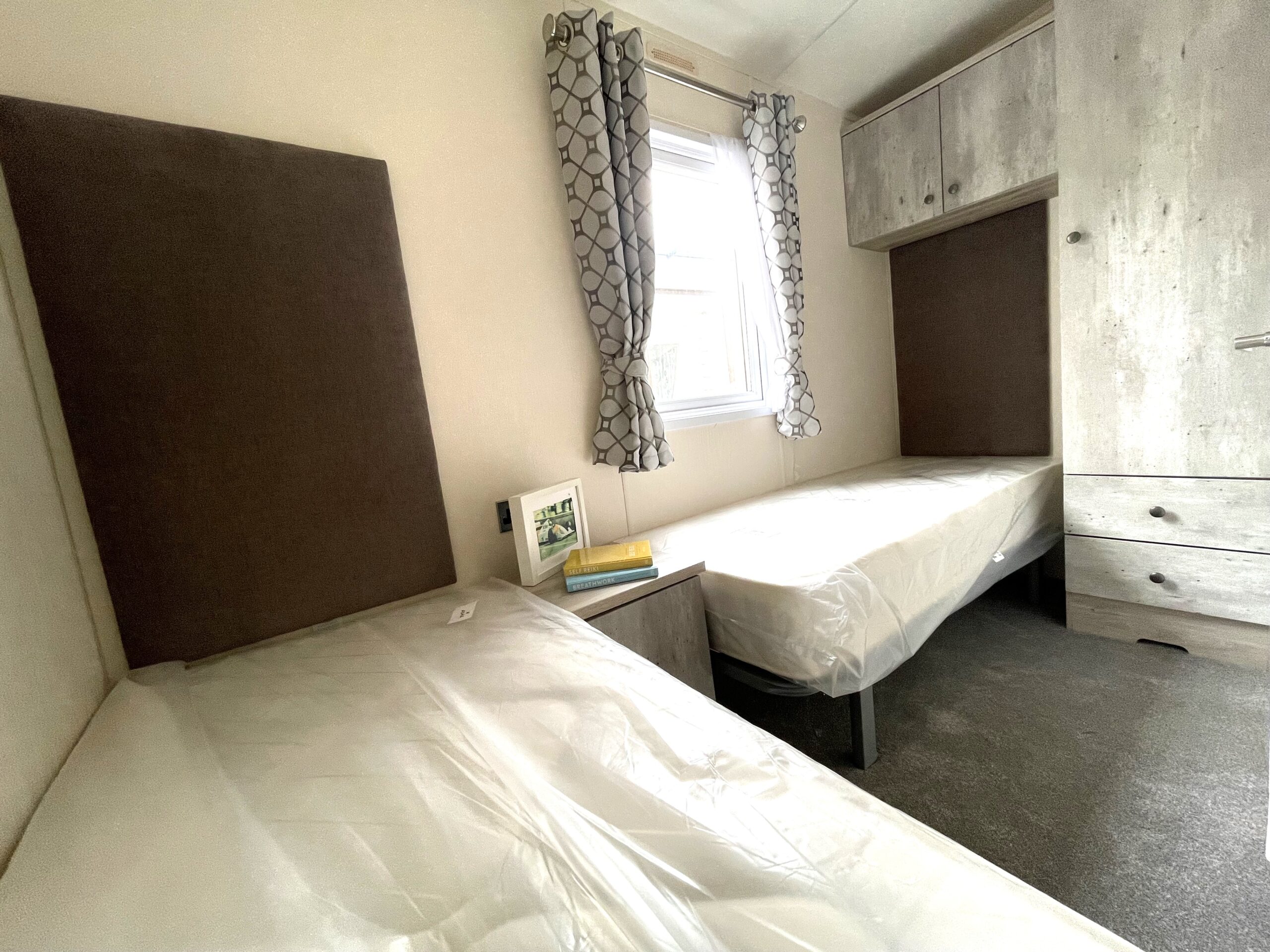 Delta Superior static caravan twin bedroom