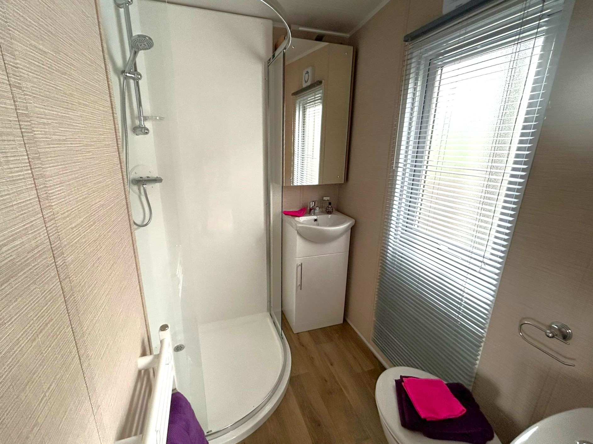New Delta Cottage static caravan tiny home bathroom