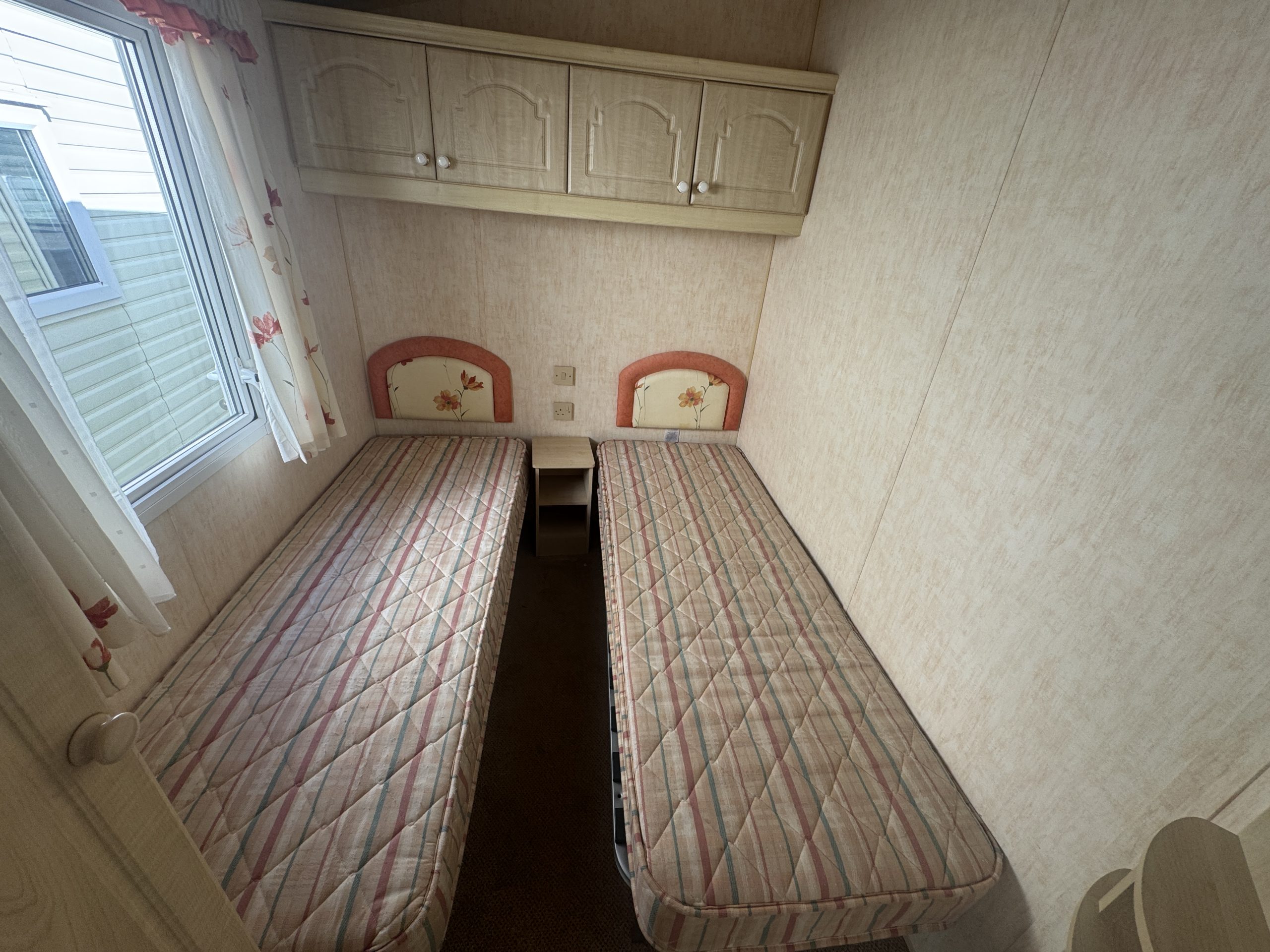 Preowned Willerby Salisbury 35x12 static caravan twin bedroom