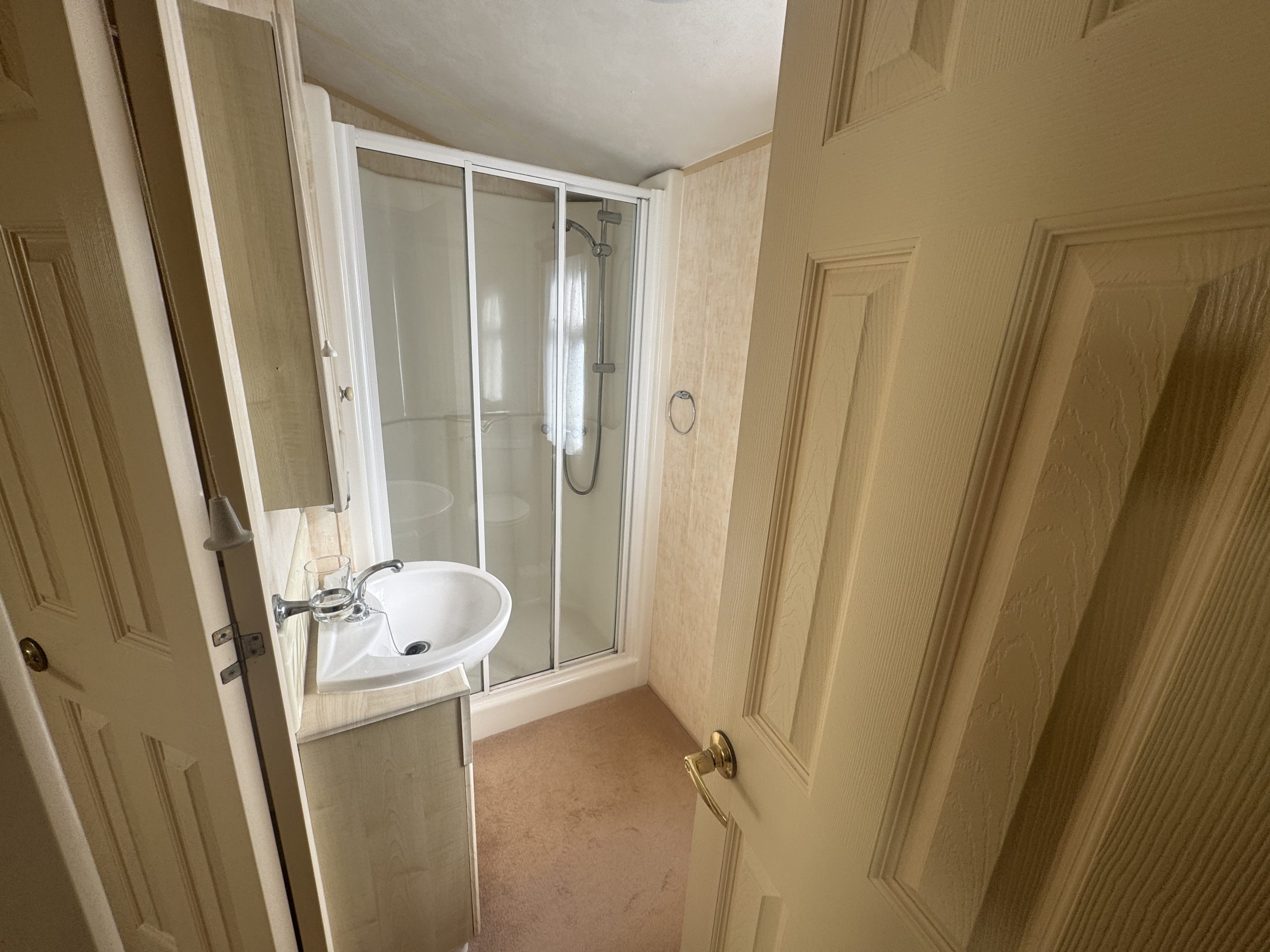 Preowned Willerby Salisbury 35x12 static caravan bathroom