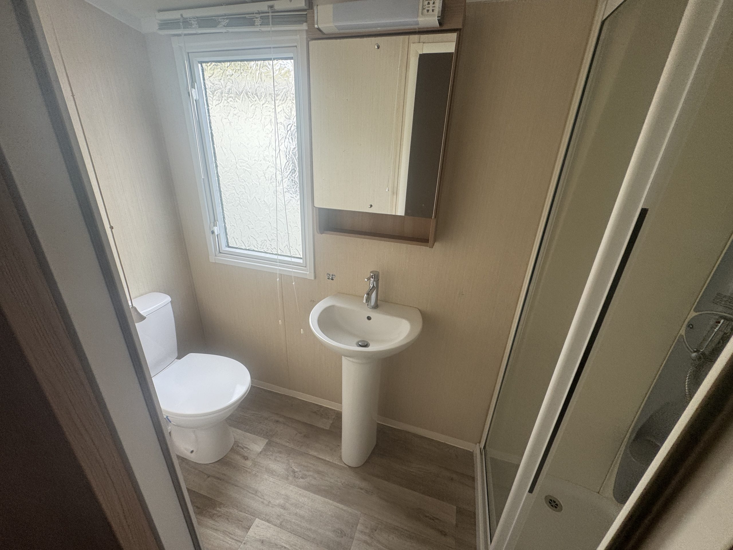 Preowned 2015 Swift Bordeaux 40x12 3 Bed Static Caravan bathroom