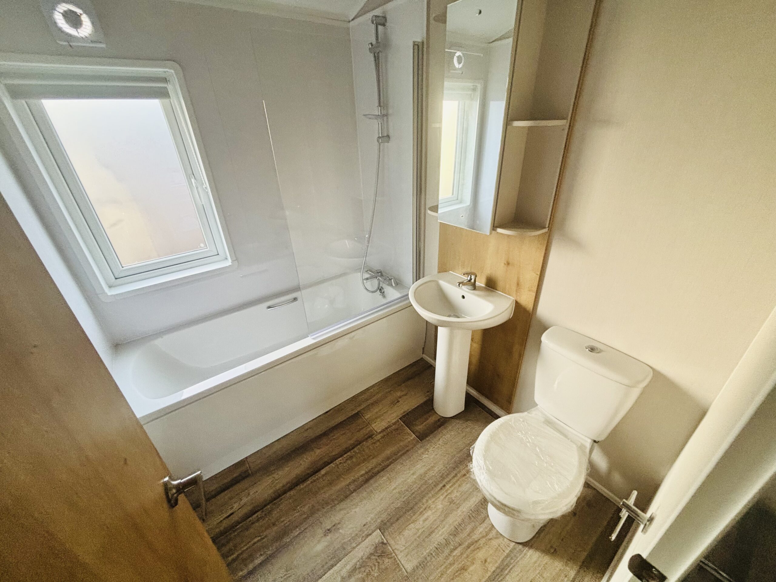 Ex Display 2024 Willerby Hayward Twin Lodge Static Caravan bathroom