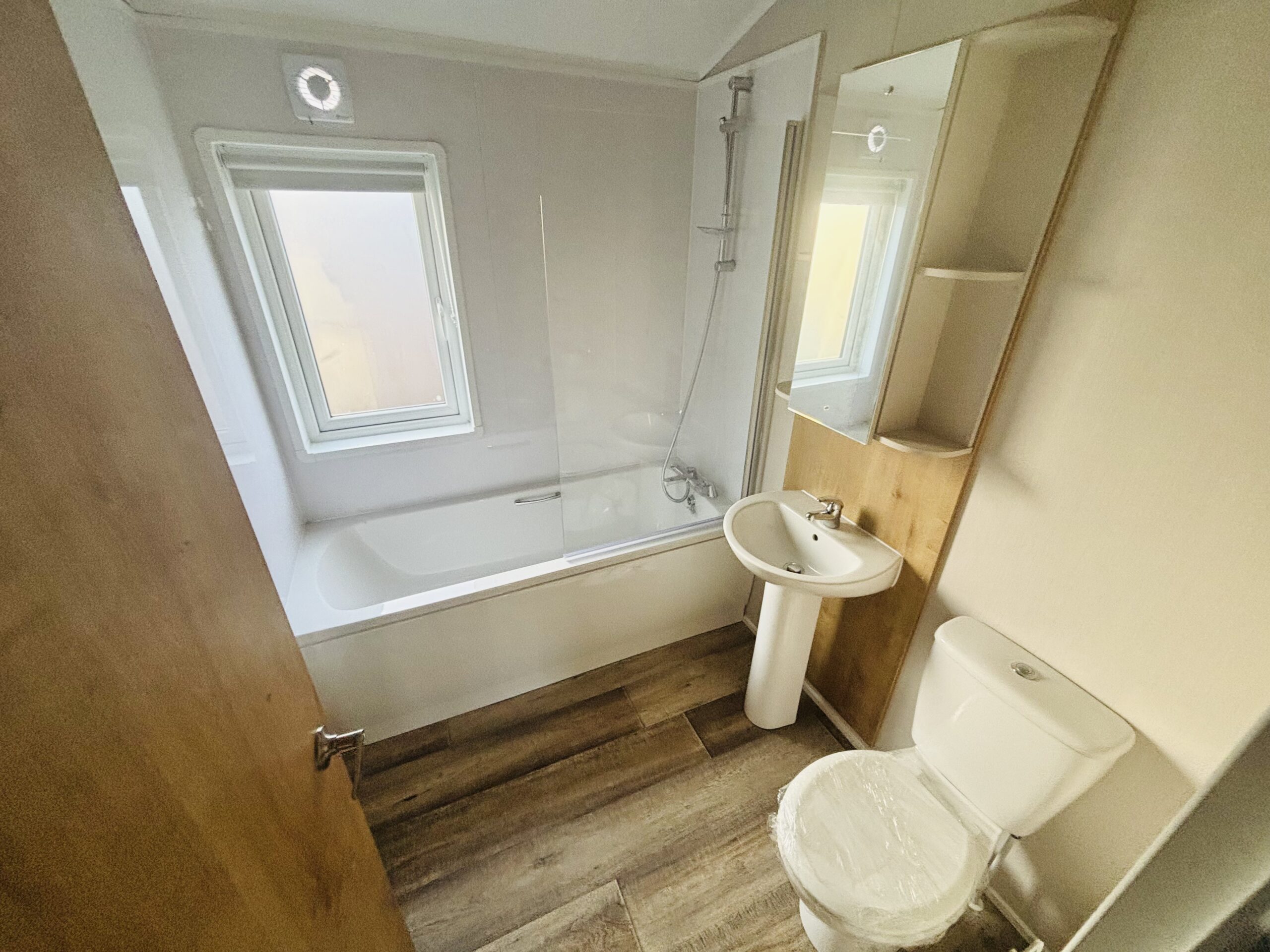 Ex Display 2024 Willerby Hayward Twin Lodge Static Caravan family bathrooom